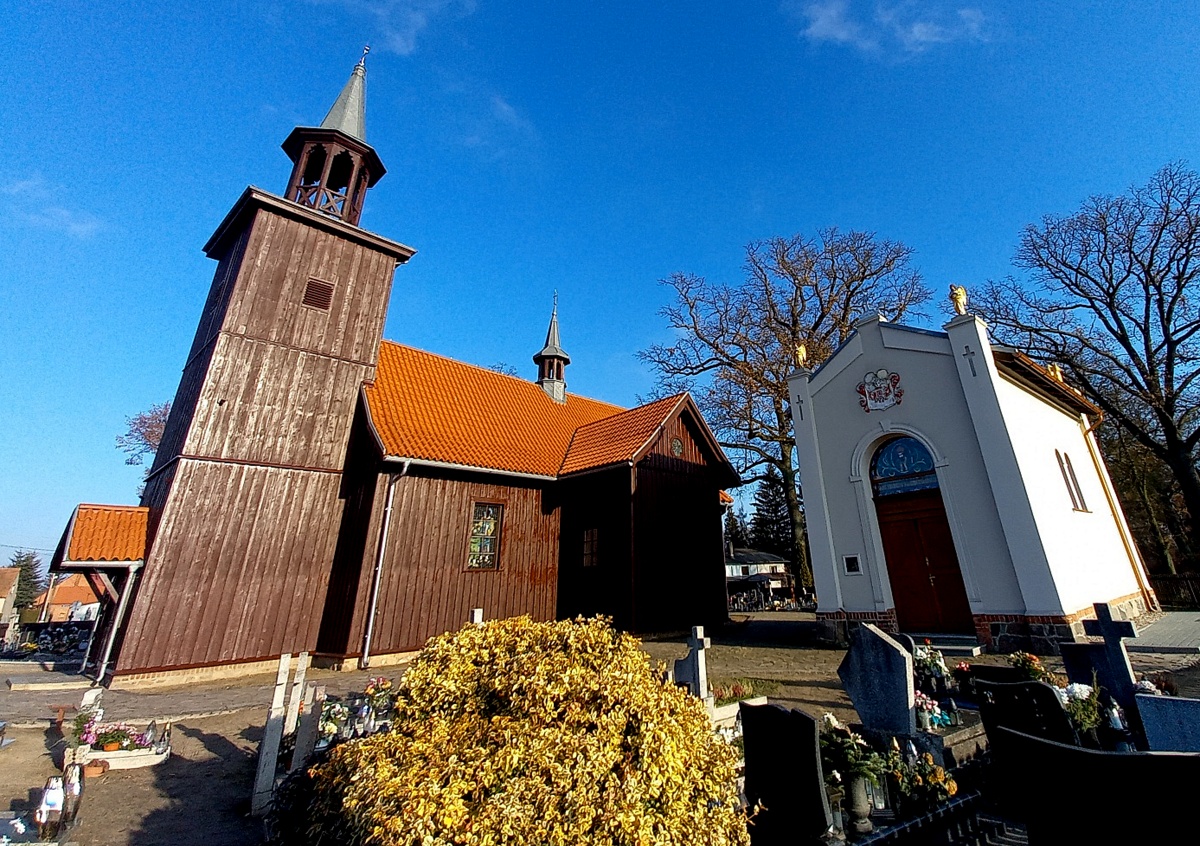 Zabytkowy, drewniany kościół pw. Podwyższenia Krzyża Świętego w Żołędowie. Fot. Ewa Dąbrowska/PR PiK