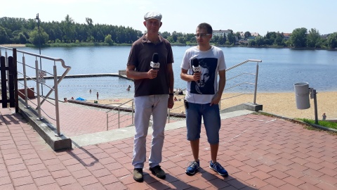 Przy plaży powitał nas Wiktor Mol z Ośrodka Turystyki i Sportu. Fot. Sławomir Nowak.