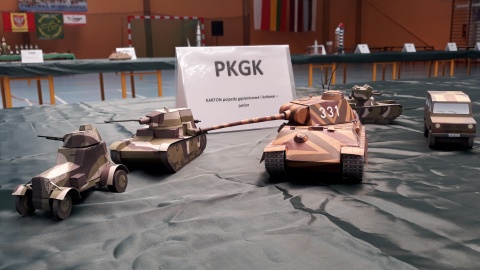 Kartonowe jednostki lądowe. Fot. Sławomir Nowak.