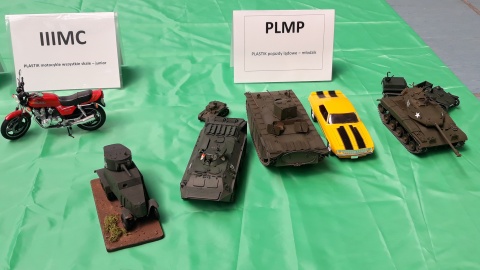 Kartonowe i plastikowe jednostki lądowe. Fot. Sławomir Nowak.