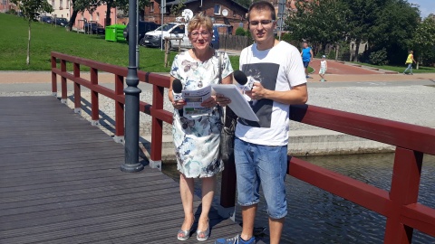 Damian Klich w towarzystwie dyrektor Powiatowej i Miejskiej Biblioteki Publicznej w Chełmży, Urszuli Meszyńskiej. Fot. Sławomir Nowak.