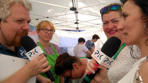 Michał Słobodzian w towarzystwie pań z 5 Kół Gospodyń Wiejskich ze Zbiczna, Bartniczki, Janówka, Nieżywięcia oraz Bukowca. Fot. Krystyna Kuras.