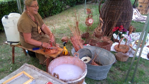 Tak się tworzy z wikliny. Fot. Krystyna Kuras.