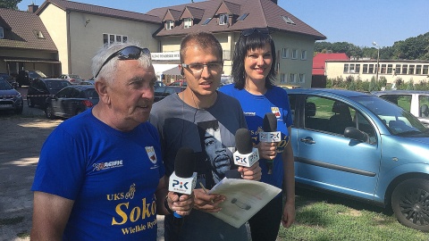 Damian Klich z trenerami Uczniowskiego Klubu Sportowego Sokół, Agnieszką Zielaskowską i Marianem Krychem. Fot. Krystian Makowski.