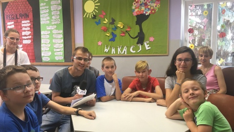 Damian Klich z wychowankami kowalewskiej Świetlicy Socjoterapeutycznej i świetliczanką, Magdaleną Wiśniewską. Fot. Krystian Makowski.