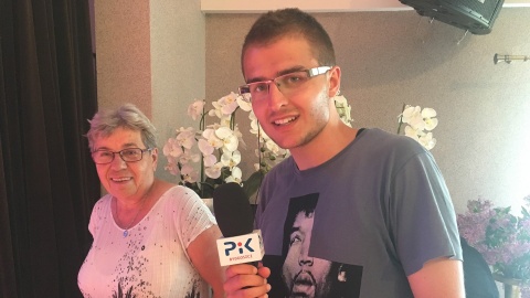 Damian Klich z szefową Seniorskiej Grupy Kabaretowej Kowalewiacy, Marią Nowatką. Fot. Krystian Nowakowski.