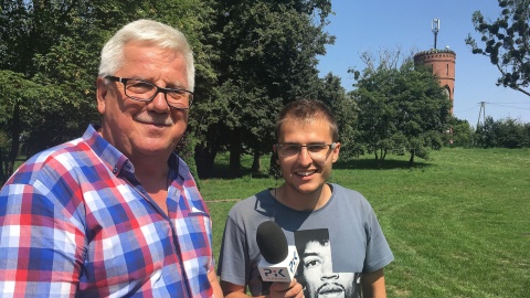 Damian Klich z trenerem szachistów w Ludowym Klubie Sportowym "Promień", Benedyktem Mrozińskim. Fot. Krystian Makowski.