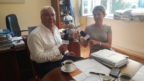 Monika Siwak-Waloszewska z wójtem gm. Osielsko Wojciechem Sypniewskim i "Złotym Orłem". Fot. Sławomir Nowak.