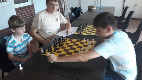 Jarosław Paprocki instruktor Kółka Szachowego przy GOK oraz Tymon Wiśniewski i Tymoteusz Czajkowski - członkowie klubu. Fot. Sławomir Nowak.