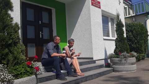 Monika Siwak-Waloszewska i Tomasz Bogucki z działu promocji Urzędu Gminy przed Urzędem Stanu Cywilnego. Fot. Sławomir Nowak.