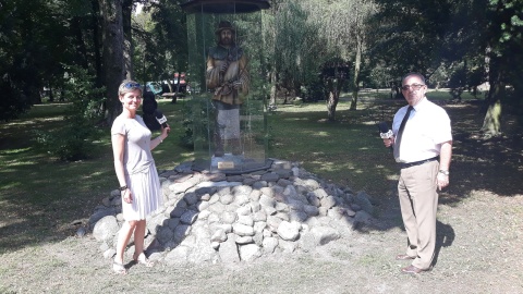 Monika Siwak-Waloszewska i Nadleśniczy Krzysztof Sztainborn. Fot. Sławomir Nowak.