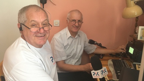 Wojciech Sobociński z krótkofalarzem, Ireneuszem Kwiatkowskim. Fot. Krystian Makowski
