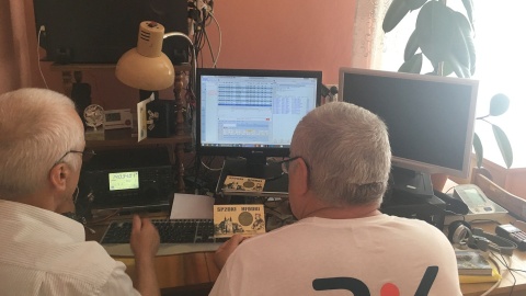 Wojciech Sobociński z krótkofalarzem, Ireneuszem Kwiatkowskim. Fot. Krystian Makowski