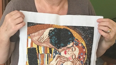 Anna Mazurkiewicz z haftowaną wersją "Pocałunku" Gustava Klimta. Fot. Krystian Makowski.