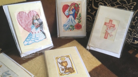 Haftowane kartki okolicznościowe. Fot. Krystian Makowski