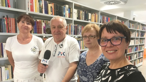 Wojciech Sobociński z założycielką Dyskusyjnego Klubu Książki. Danutą Krajewską, członkinią Jarosławą Garsztką oraz Zofią Jarząbkowską z MBP. Fot. Krystian Makowski.