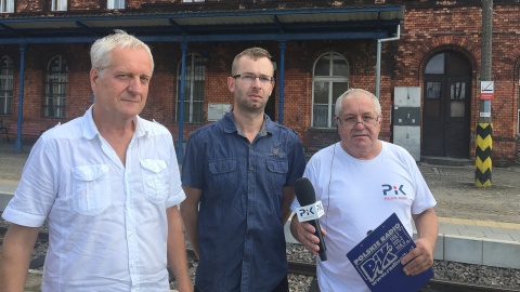 Wojciech Sobociński z członkami Stowarzyszenia Sympatyków Kolei, Krystianem Matusiakiem i Pawłem Draganem. Fot. Krystian Makowski