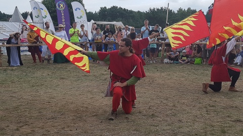 Taniec z flagami. Fot. Marta Jagodzińska.