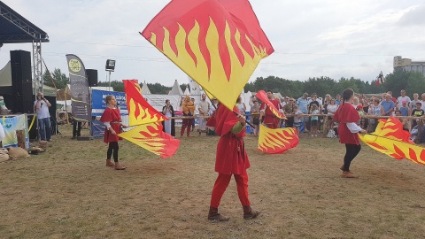 Taniec z flagami. Fot. Marta Jagodzińska.