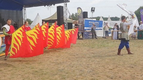 Taniec z flagami. Fot. Marta Jagodzińska.