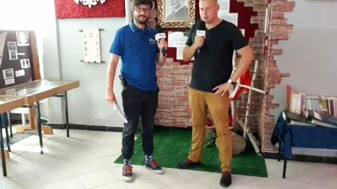 Michał Zaręba w towarzystwie Andrzeja Dominowskiego, w Szkolnej Izbie Pamięci w Zespole Placówek Oświatowych. Fot. Sławomir Nowak.