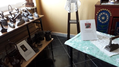 Stare żelazka i lampy naftowe. Fot. Sławomir Nowak.