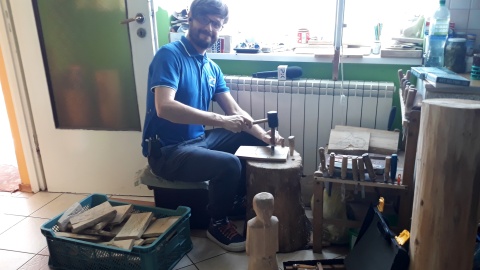 Michał Zaręba próbujący swoich sił w rzeźbiarstwie. Fot. Sławomir Nowak.