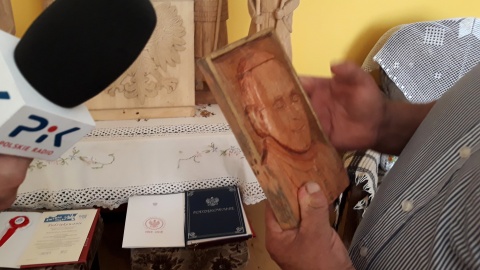 Płaskorzeźba wykonana przez 14 letnią wnuczkę Jana Wójkiewicza. Fot. Sławomir Nowak.