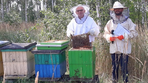 Michał Zaręba oraz pszczelarz Bogumił Pawłowski. Fot. Sławomir Nowak.