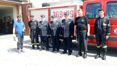 Michał Zaręba w towarzystwie strażaków. Fot. Sławomir Nowak.