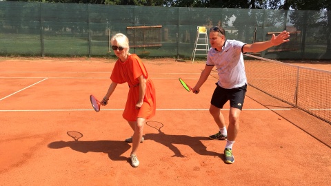 Nauka gry w tenisa na kcyńskim korcie. Fot. Krystian Makowski.