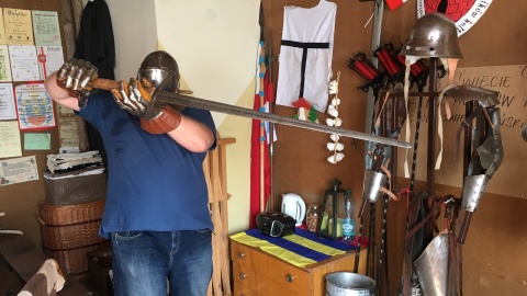 Wnętrz "Baszty Katowniczej" i Michał Słobodzian wcielający się w rycerza. Fot. Krystian Makowski.