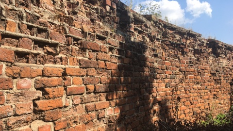 Mury obronne w Nowem. Fot. Krystian Makowski.