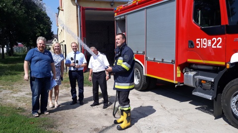 W towarzystwie prezesa OSP Długa, Leszka Gurzkowskiego sprawdzaliśmy jak działa wąż strażacki. Fot. Sławomir Nowak.