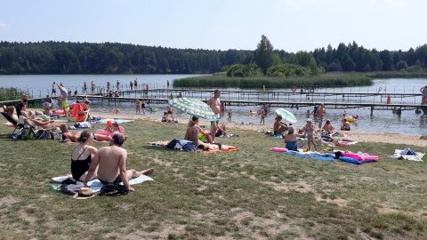 Jezioro w Tleniu przyciąga wielu zainteresowanych. Fot. Sławomir Nowak.