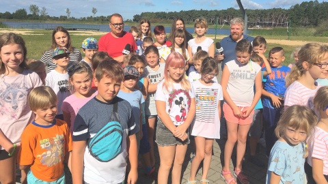 Michał Słobodzian z podharcmistrzynią, Olgą Skotnicką, instruktorem teatralnym, Arturem Jakubowskim oraz uczestnikami kolonii z tradycjami harcerskimi w Smerzynie.