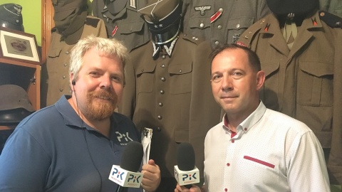 Michał Słobodzian z organizatorem Łabiszyńskich Spotkań z Historią, członkiem stowarzyszenia AA7, Arturem Czają. Fot. Krystian Makowski