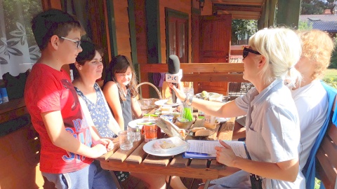 Bogumiła Wresiło z turystami wypoczywającymi w "Maciejowej Chacie". Fot. Sławomir Nowak.