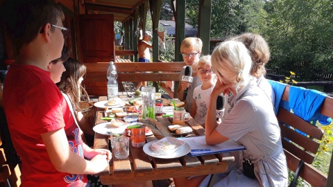 Bogumiła Wresiło z turystami wypoczywającymi w "Maciejowej Chacie". Fot. Sławomir Nowak.