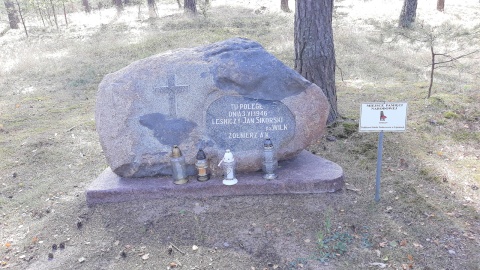 Pomnik ku pamięci leśniczego, żołnierza AK, Jana Sikorskiego w Lipinkach. Fot. Sławomir Nowak.