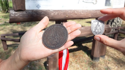 Odznaki noszone przez harcerzy Pieszego Rajdu Szlakiem Piątej Brygady Wileńskiej im. Łupaszki. Fot. Sławomir Nowak.