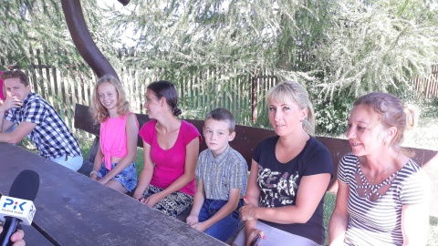 Przewodnicząca KGW Ewa Kruk, instruktorka Zielonej Szkoły, przedszkolanka, Natalia łepek i uczestnicy przedsięwzięcia. Fot. Sławomir Nowak.