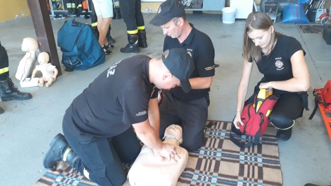 Ćwiczenia pierwszej pomocy na fantomie wykonywane przez strażaków OSP w Warlubie. Fot. Sławomir Nowak.