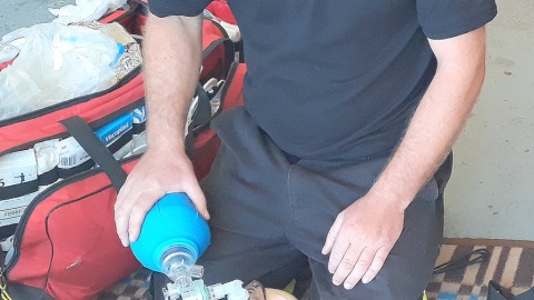 Ćwiczenia pierwszej pomocy na fantomie wykonywane przez strażaków OSP w Warlubie. Fot. Sławomir Nowak.