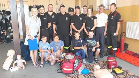 Bogumiła Wresiło z komendantem OSP w gminie Warlubie oraz ekipą strażacką. Fot. Sławomir Nowak.