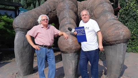 Wojciech Sobociński z przewodnikiem Jura Parku, Ryszardem Głuszcem.