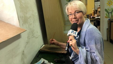 Magda Jasińska w szkolnej ławce. Fot. Krystian Makowski.