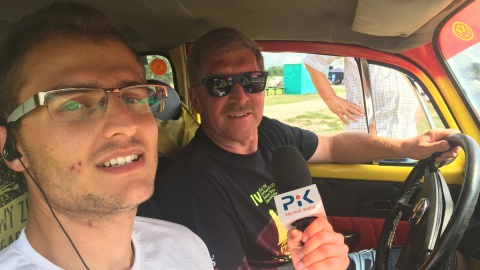 W garbusie Damian Klich rozmawiał z jednym z organizatorów zlotu, Mariuszem Gwoździem. Fot. Krystian Makowski.