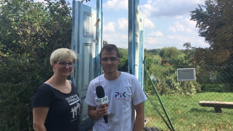 Damian Klich rozmawiał z gospodarz Galerii Stodoła w Szumiłowie, Ewą Szumlak. Fot. Krystian Makowski.