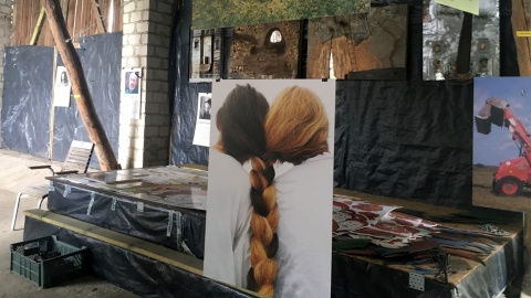 Wnętrze galerii Stodoła w Szumiłowie. Fot. Krystian Makowski.